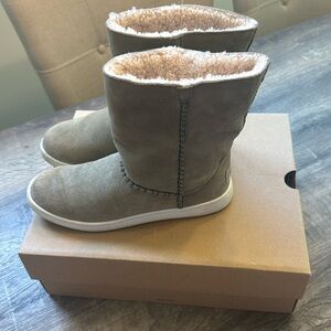 UGG classic sneaker with Mika size 6.5 only worn twice never in snow or rain.